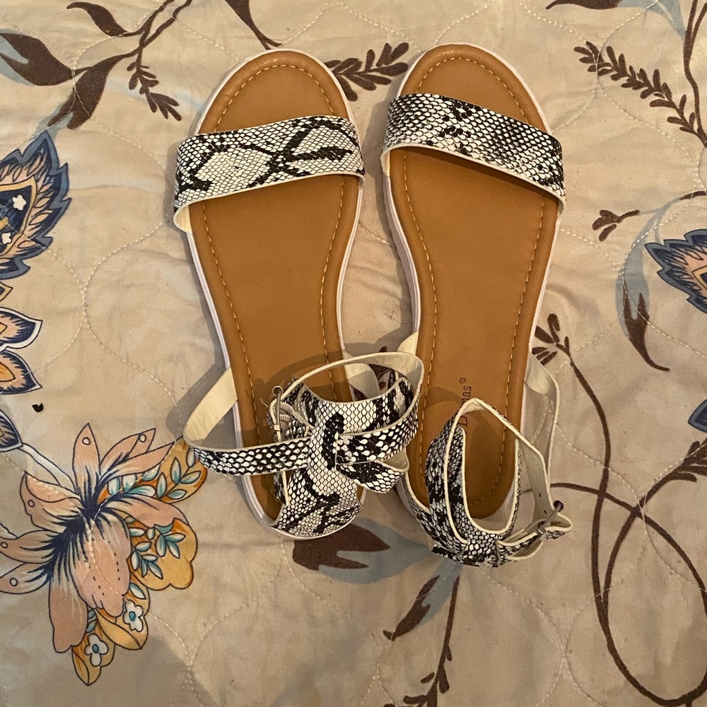 Pierre Dumas Black and White Snake Susa Sandal **size 9**